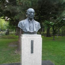 初代総長の胸像