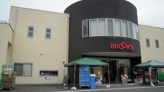 あの！ブルックスの工場直売店！カフェだ！足湯だ！