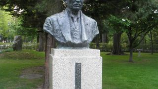 「北大育ての親」の初代総長の胸像