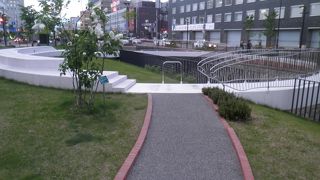 創成川にかかる不思議な芸術作品