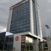 日本大使館近く(徒歩２〜３分)の閑静な高級住宅街にあります。