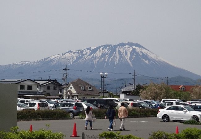 駐車場から見える岩手山