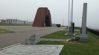 鋼鉄の巨大なモニュメントは壮大です