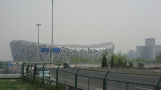 最寄りの地下鉄駅からでも迫力に圧倒