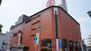 赤茶色の外観は、他の高島屋では見られない特徴的なもの