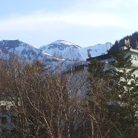 ホテルの部屋から見た黒岳　まだ雪が残っている。