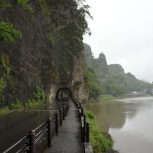 この川の少し下流です