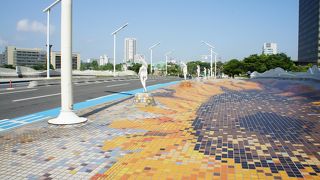 現代アートがけっこう楽しめる橋