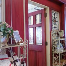 赤と白が基調のお店です。