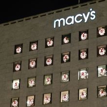 一つ一つの窓がデコレーションされています