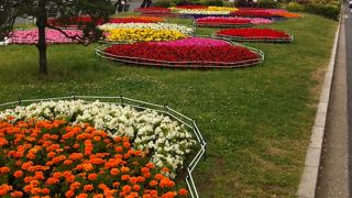 観光客も沢山くつろいでいる公園!!