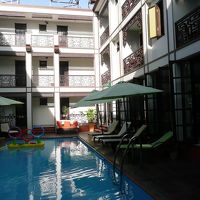 中央のプールでは気持ちよさそうに泳ぐ親子連れが