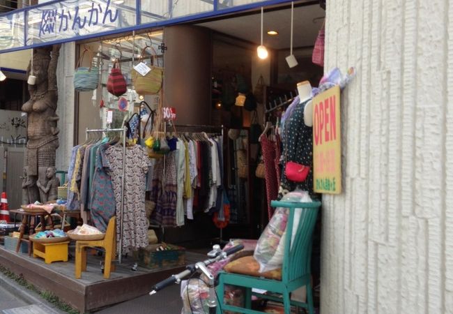 インテリア雑貨から、シルバーアクセサリー・アジア衣料品まで幅広く販売しているお店
