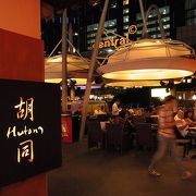 シンガポール川沿いにも席があります。夜風にあたりながらの食事はＧｏｏｄ！