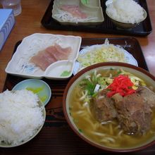 ソーキそば定食にはお刺身がつきます