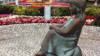 花壇の間に座ってます!!