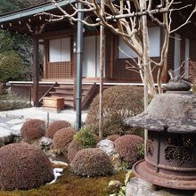 本堂と庭園