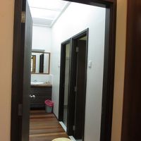 お湯シャワーを出す時は壁にあるスイッチを入れる