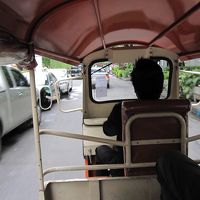 無料トゥクトゥクで移動中