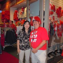 オフィシャルショップの店員さんが気軽に撮影に応じてくれた。　