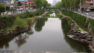 水原華城の中心を南北に流れる川