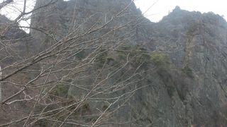 ごつごつした山肌