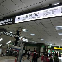 地下鉄の乗り場はすぐわかります