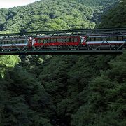 早川橋梁は早川に架かる鉄橋で、箱根登山電車の塔ノ沢駅−出山信号場間にあります。