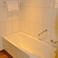 １０３５室の浴槽。使用してないですがお湯跳ねに要必要です