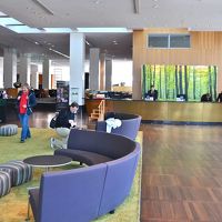 ロビー　フロント前に広いスペースとソファがあります