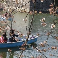 お堀でボートを楽しむ人達