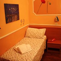 シングルルームは日本のビジネスホテル並みに狭いです。