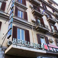 外観はこんな感じ。ナポリ中央駅すぐそばです。