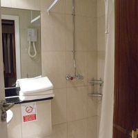 シャワーエリアとても狭い