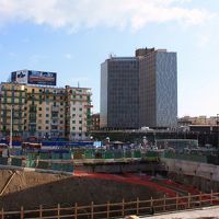 部屋の窓から見えるナポリ中央駅前は大工事中。