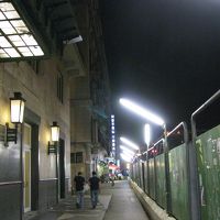 夜のホテル周辺はこんな感じ。それほど危険ではありません。