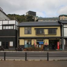 真ん中の黄色い建物が井元旅館です