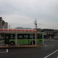 土庄港前のバスターミナル　右手奥に見えるのが民宿マルセ