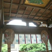 反対からも睨まれてる