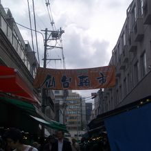 夕方のにぎわっている風景。