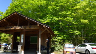 登山口に駐車場有