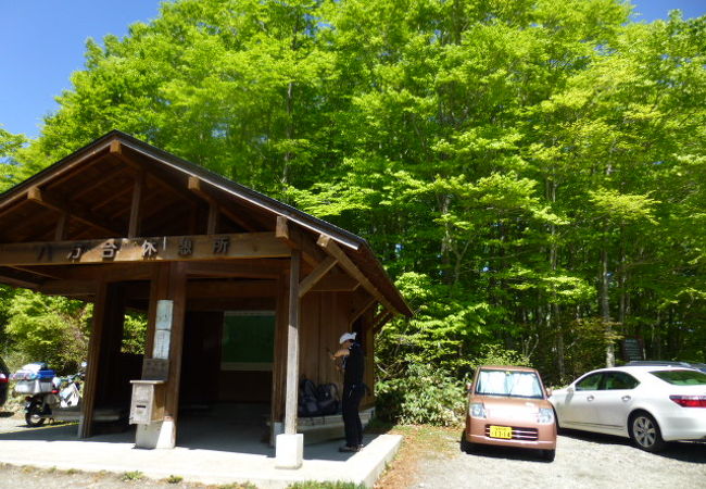 登山口に駐車場有