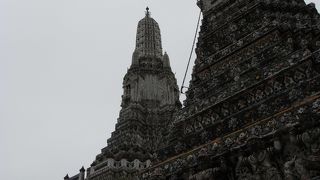 チャオプラヤ川岸の寺院　ワットアルン