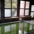 鮮やかな緑色の硫黄泉