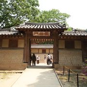 演慶堂への入り口の門