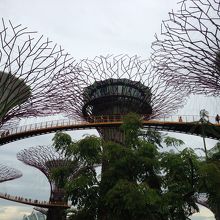 近未来的な塔がすてきです