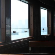 窓際の席。木の枠がレトロなムード