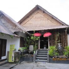 バリ式の天井や入口付近の雰囲気が良い感じの、お店の外観