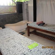 隣りの個室とはカーテンで仕切られていました