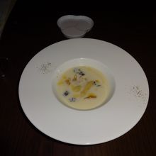 ホワイトアスパラとコンソメのジュレの冷製スープ